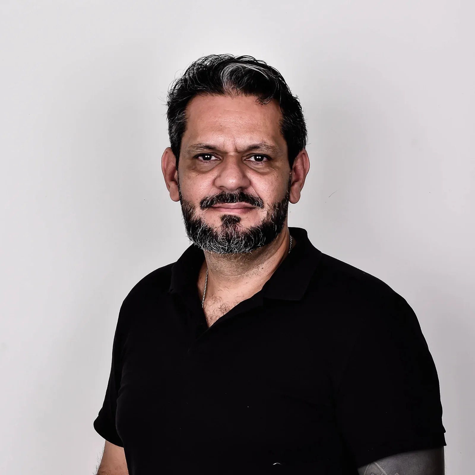 Retrato de Will Medeiros, fundador da Flow, de camisa preta
